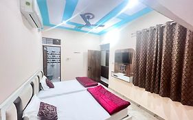 The Orchid Villa Homestay - Walkable Distance From Taj Mahal